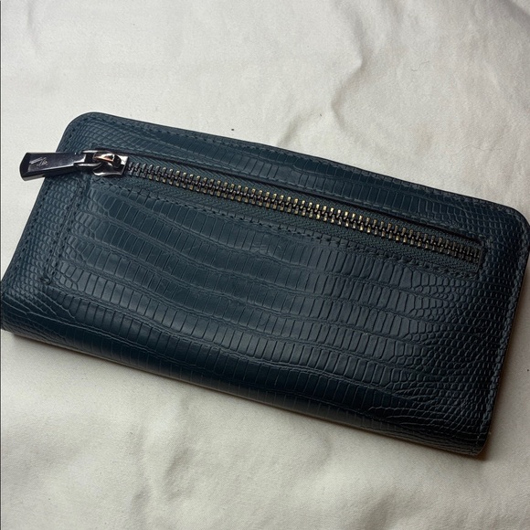 Simply Vera Deep Blue Women’s Snap and Zip Embossed Wallet - Picture 3 of 9